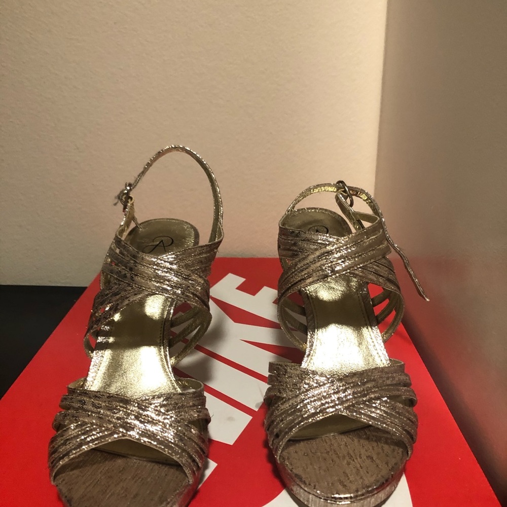 Adriana papel heels